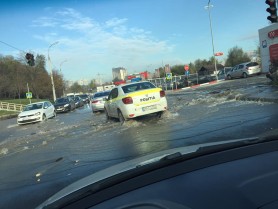 FOTO/VIDEO: Inundație pe Strada Albișoara, după ce o țeavă s-a spart. Explicația primarului Ion Ceban